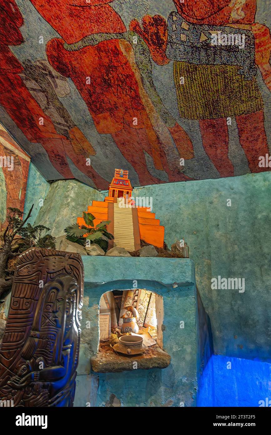 Guatemala, la Antigua - 20 luglio 2023: Museo Maya di Giada. Maquette arancione del tempio Maya in cima alla nicchia in stile forno sotto il soffitto dipinto e lato del rel Foto Stock