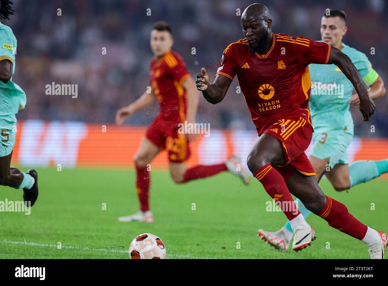 L'attaccante belga Romelu Lukaku segna contro lo Slavia Praha durante la partita del gruppo G di Europa League tra AS Roma e Sportovni Klub Slavia Praha allo stadio Olimpico il 26 ottobre 2023 a Roma. Foto Stock