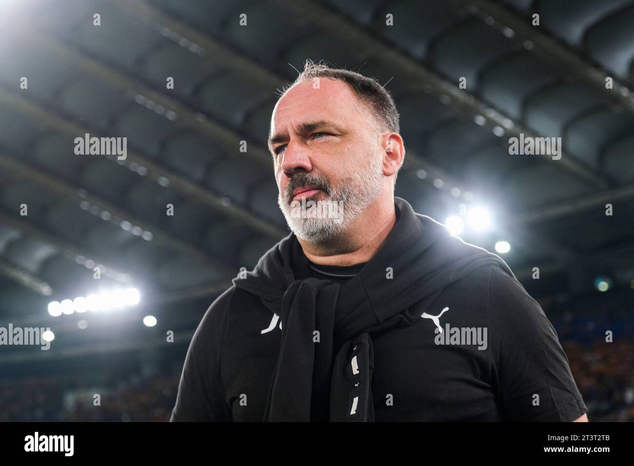 L'allenatore ceco dello Slavia Praga, Jindrich Trpisovsky, guarda la partita del gruppo G di Europa League tra AS Roma e Sportovni Klub Slavia Praha allo stadio Olimpico il 26 ottobre 2023 a Roma. Foto Stock