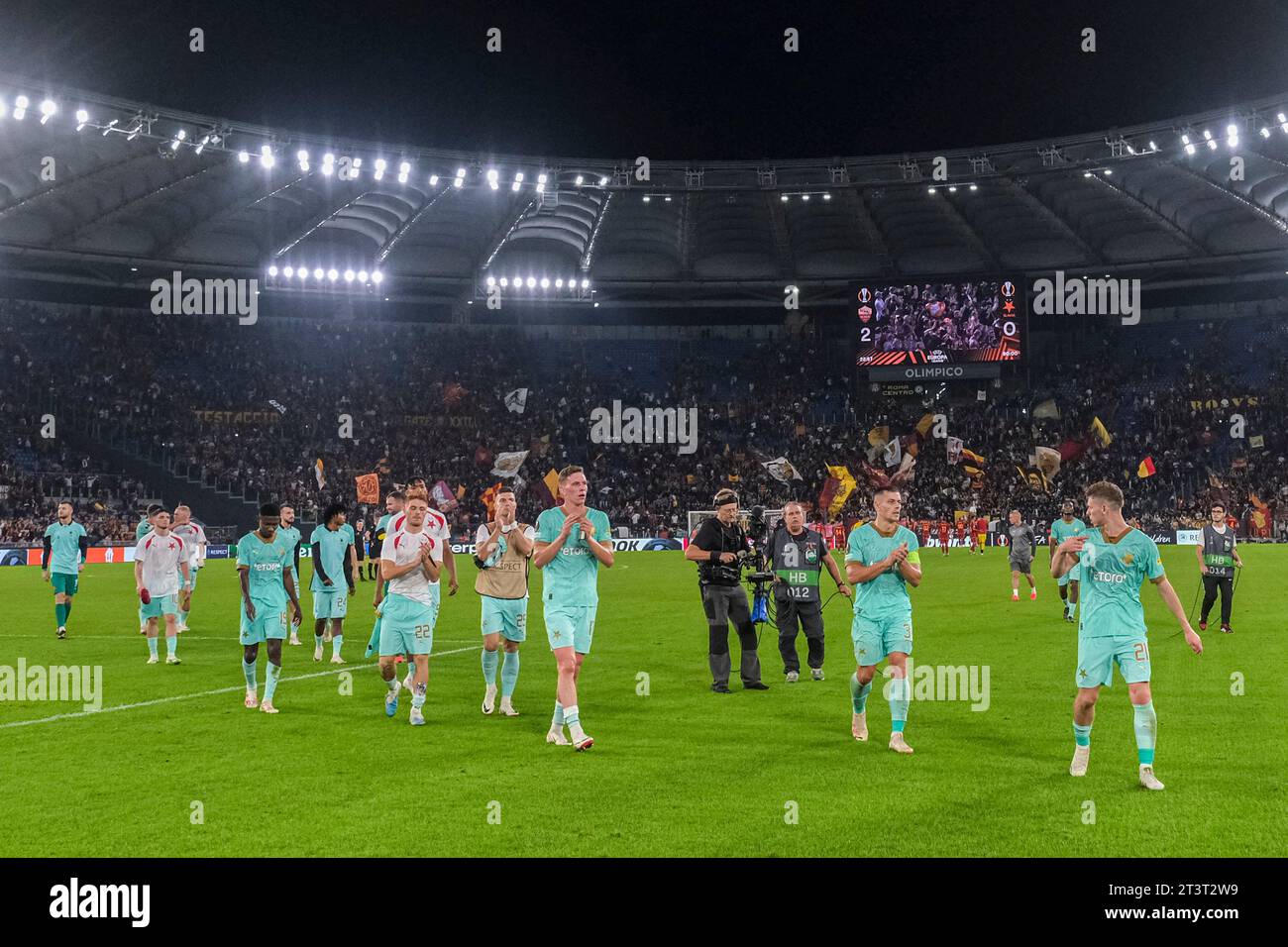 Nonostante la sconfitta, i giocatori dello Slavia Praha cantano con i loro tifosi dopo la partita del gruppo G di UEFA Europa League tra AS Roma e Sportovni Klub Slavia Praha allo stadio Olimpico il 26 ottobre 2023 a Roma. Foto Stock