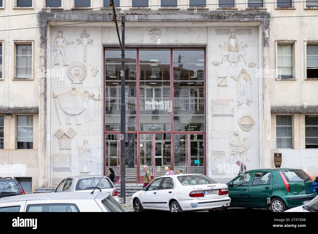 Simboli di matematica intorno all'ingresso del Dipartimento di matematica dell'Università di Coimbra, Portogallo, il 13 ottobre 2023 Foto Stock