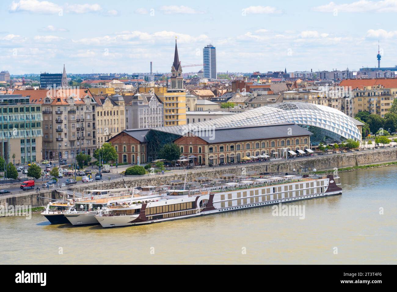 Budapest con la Bálna (balena) e le navi turistiche ormeggiate sulla riva del Danubio Foto Stock