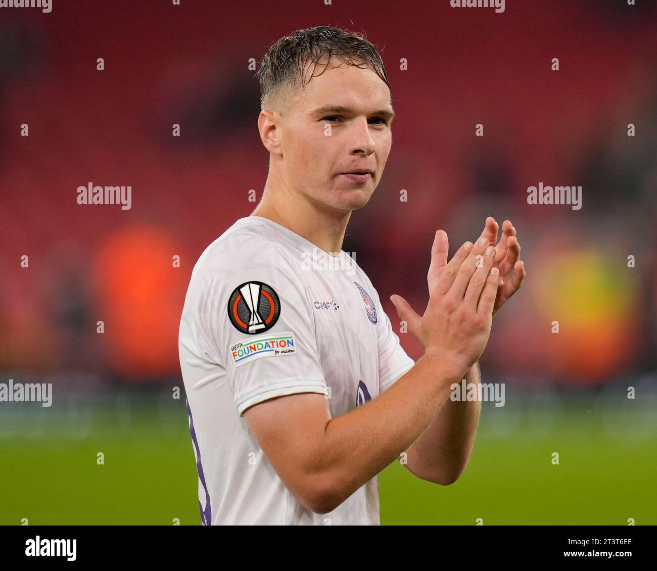 Niklas Schmidt n. 20 di Tolosa saluta i tifosi dopo la partita di UEFA Europa League Liverpool vs Tolosa ad Anfield, Liverpool, Regno Unito, 26 ottobre 2023 (foto di Steve Flynn/News Images) Foto Stock