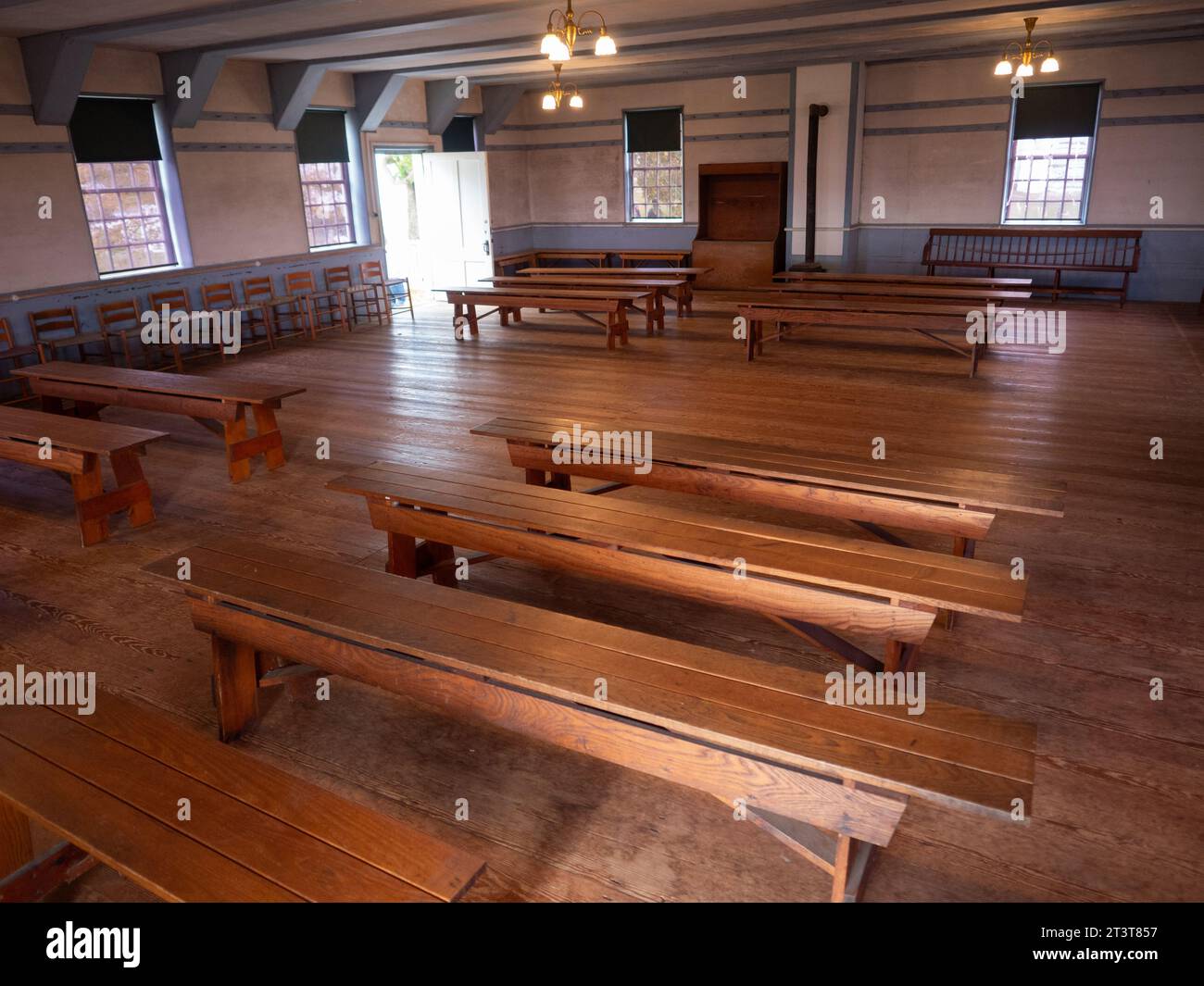 L'interno della Meeting House presso lo Shaker Village a Canterbury, NH, il 13 ottobre 2023. Foto di Francis Specker Foto Stock