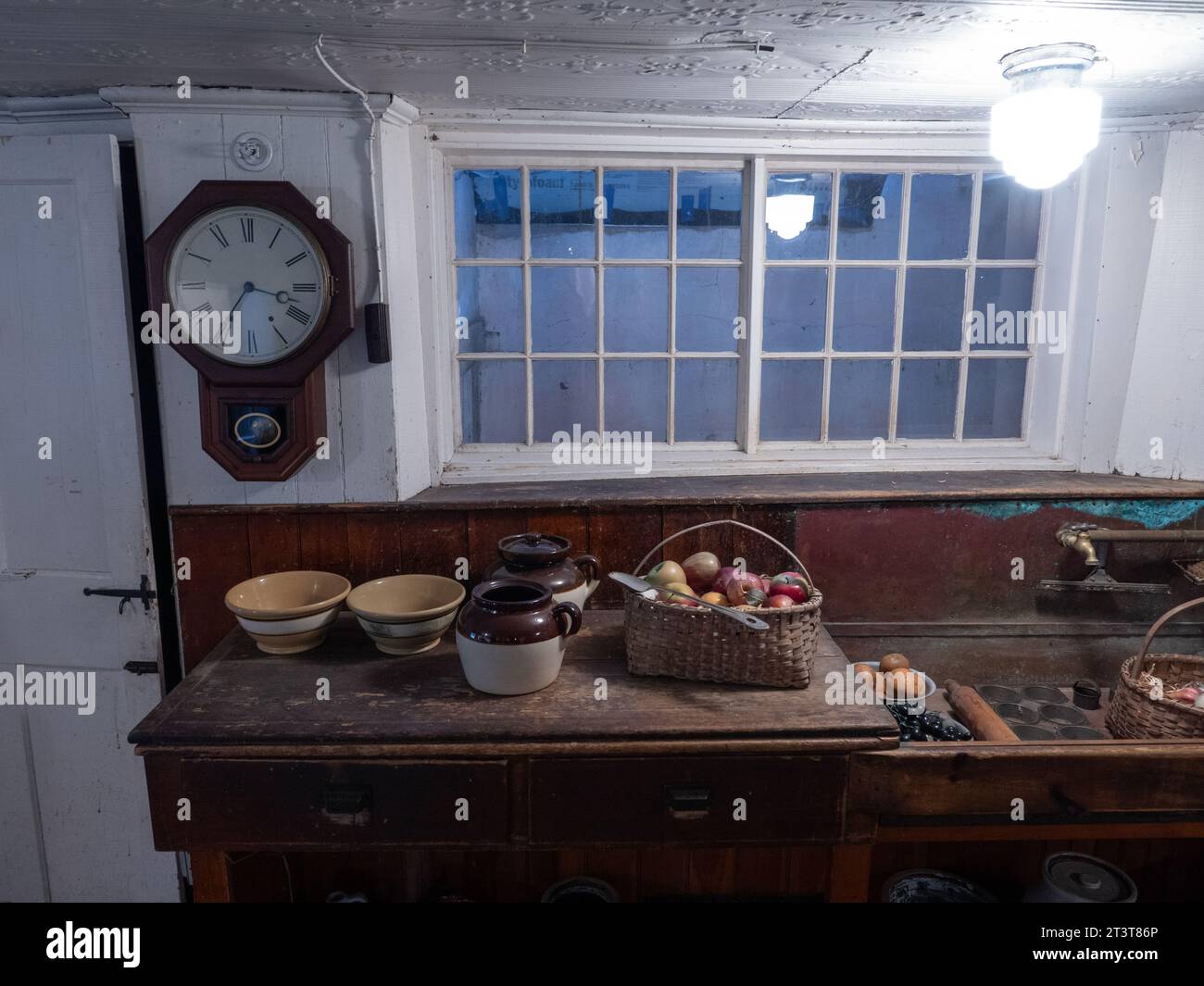 Un lavandino da cucina presso lo Shaker Village di Canterbury, New Hampshire, il 13 ottobre 2023. Foto di Francis Specker Foto Stock