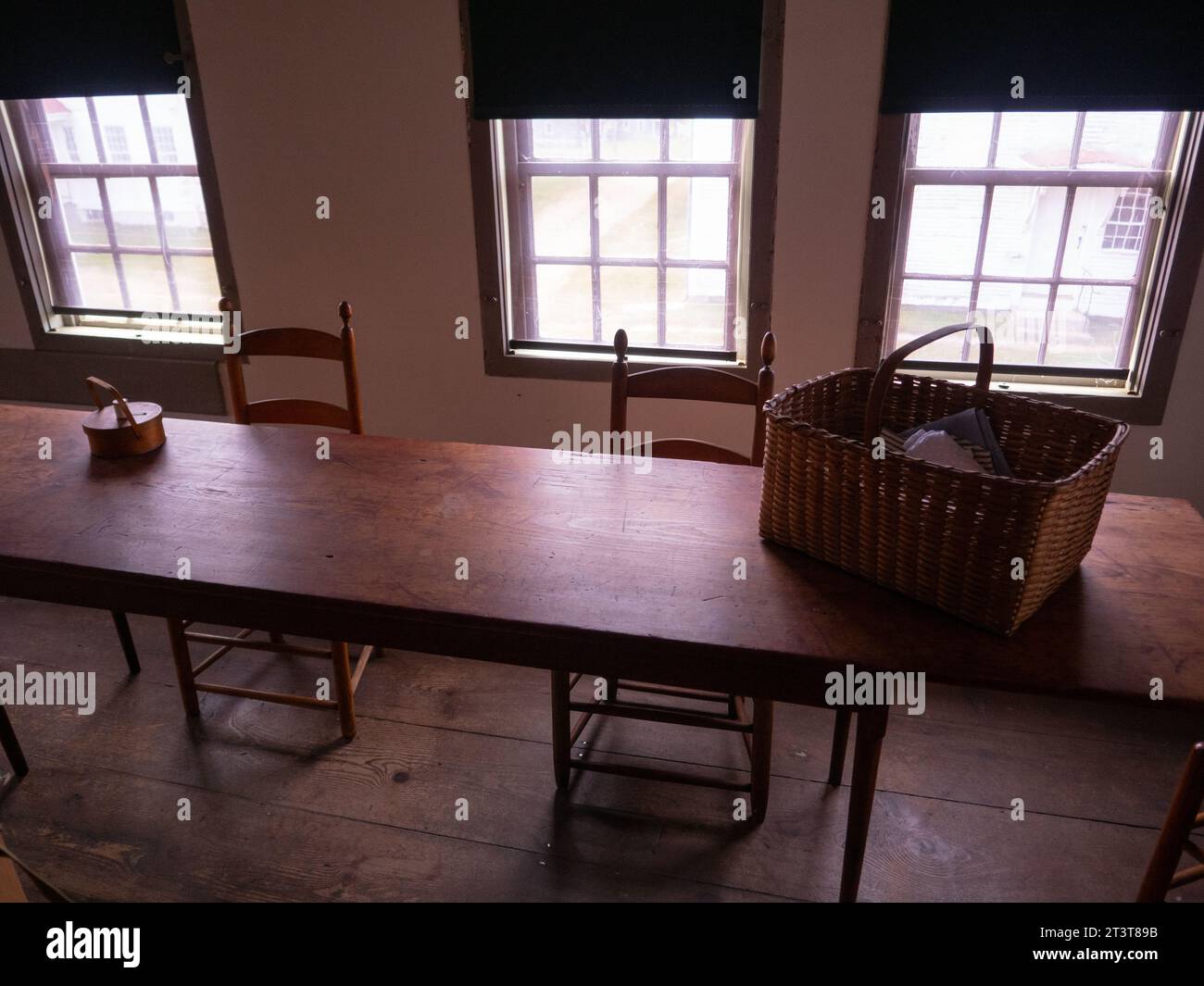 Un tavolo da cucire a shaker presso lo Shaker Village di Canterbury, New Hampshire, il 13 ottobre 2023. Foto di Francis Specker Foto Stock