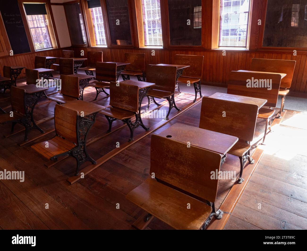 Banco degli studenti presso la scuola a una camera presso lo Shaker Village di Canterbury, New Hampshire, il 13 ottobre 2023. Foto di Francis Specker Foto Stock