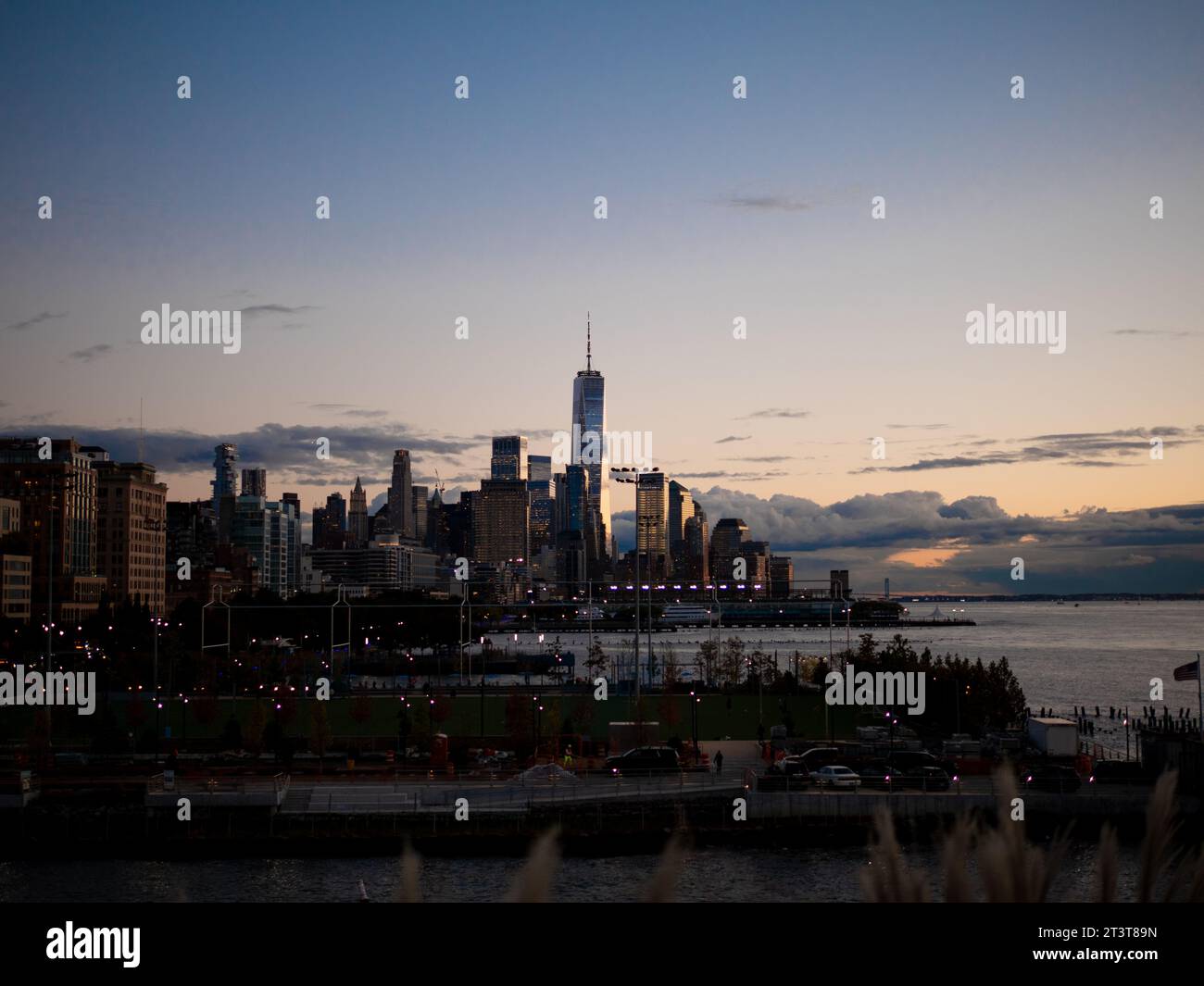 Il lungomare sul fiume Hudson vicino a Chelsea Piers a New York, New York, il 16 ottobre 2023. Foto di Francis Specker Foto Stock