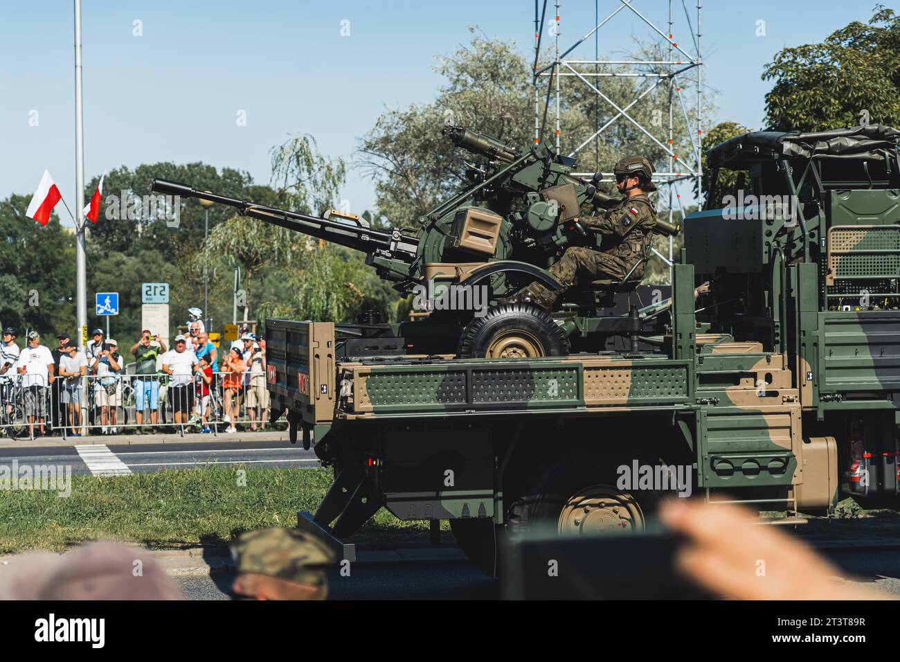 16.08.2023 Varsavia, Polonia. Parata militare all'aperto. Soldato concentrato in uniforme che guida un veicolo militare armato. Patriottismo e concetto di guerra. Foto di alta qualità Foto Stock