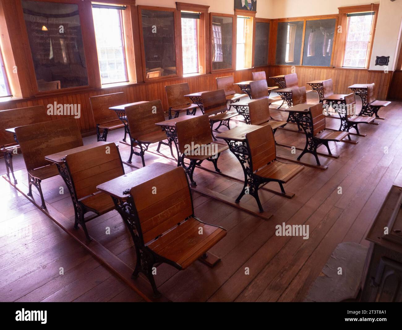 Banco degli studenti presso la scuola a una camera presso lo Shaker Village di Canterbury, New Hampshire, il 13 ottobre 2023. Foto di Francis Specker Foto Stock
