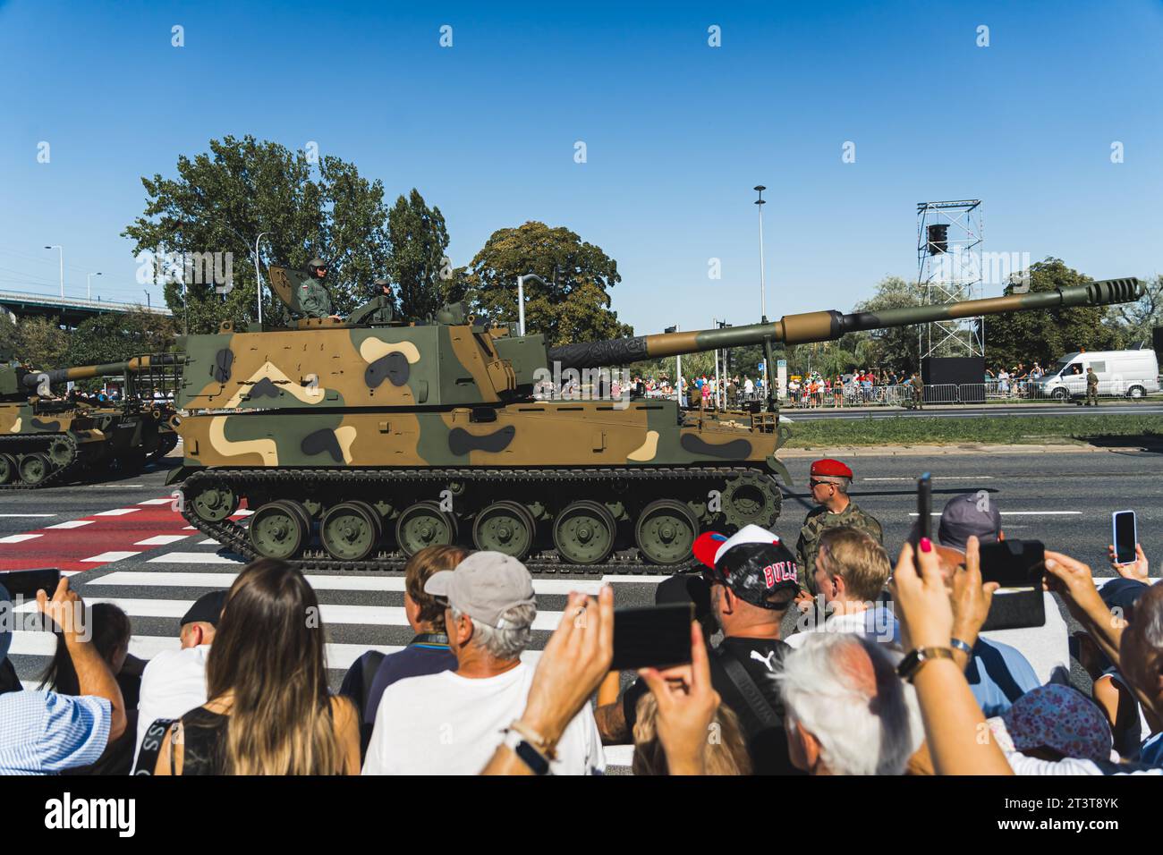 16.08.2023 Varsavia, Polonia. Concetto di parata militare all'aperto. Patrioti entusiasti ammirando carri armati che guidano lungo la strada e scattano foto. Cielo blu. Foto di alta qualità Foto Stock
