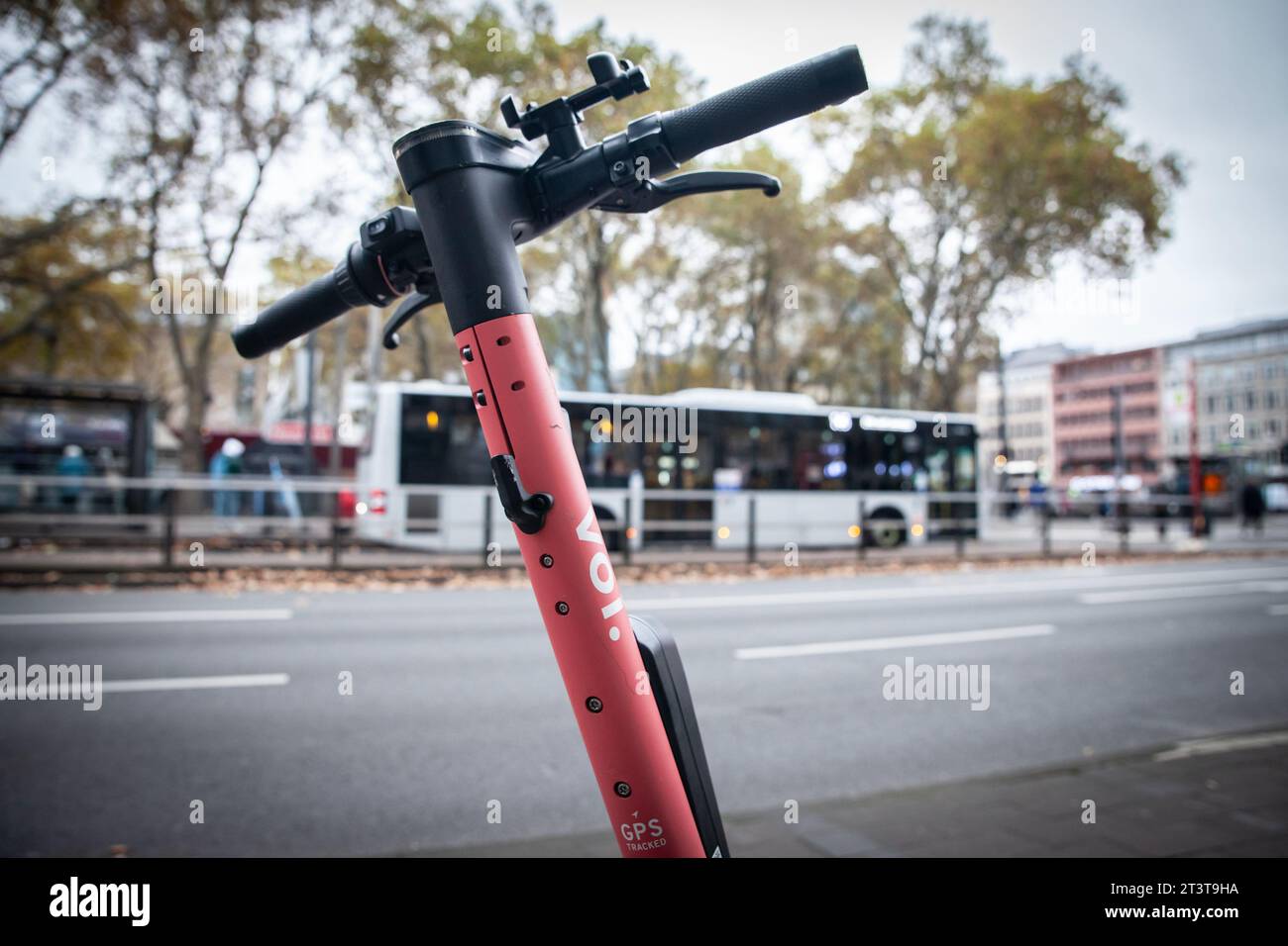 Immagine di uno scooter elettrico per le strade di Colonia con il logo di voi Technology. Voi è un'azienda svedese di mobilità che offre un veicolo per h Foto Stock