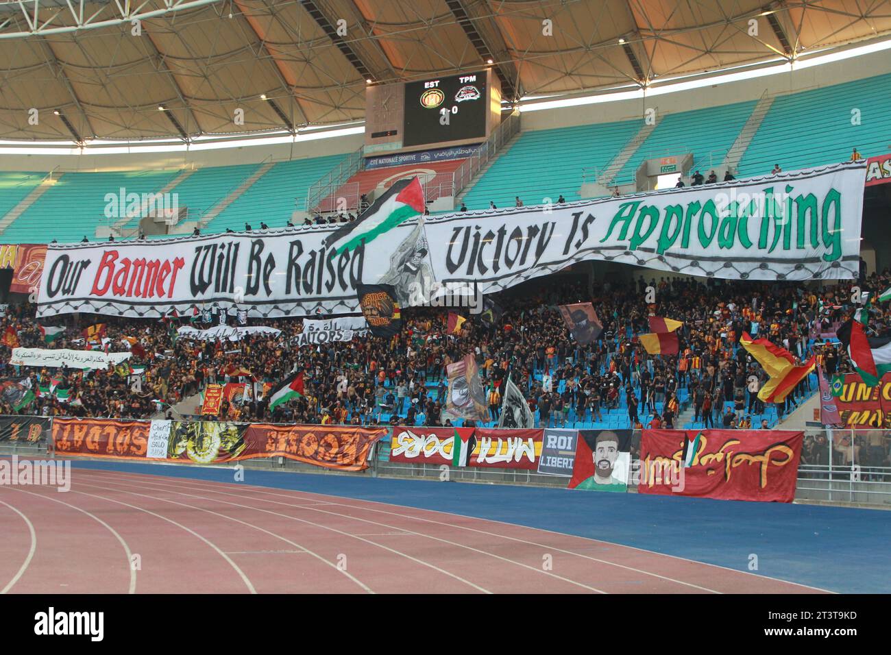 Tunisi, Tunisi, Tunisia. 26 ottobre 2023. Solidarietà e sostegno totale della causa palestinese contro lo Stato sionista di Israele da parte dei sostenitori de l'Esperance sportif de Tunis (EST) durante la partita EST vs TP Mazemby (Congo) allo stadio Rades. (Immagine di credito: © Chokri Mahjoub/ZUMA Press Wire) SOLO USO EDITORIALE! Non per USO commerciale! Foto Stock