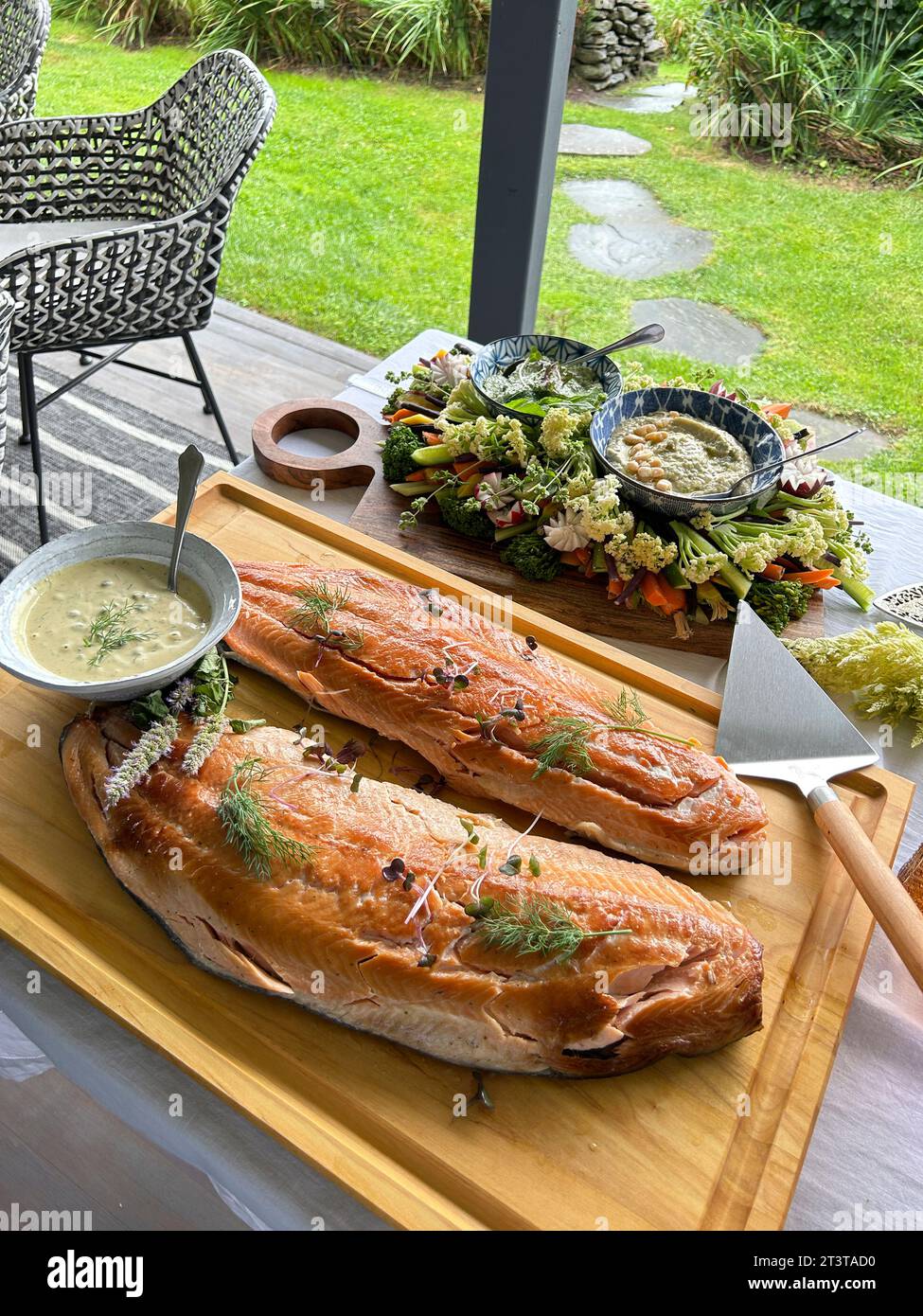 Salmone affumicato con verdure e salsa sul tavolo di veranda Foto Stock
