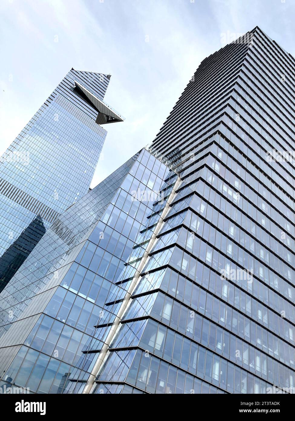 Vista dall'angolo basso di 30 Hudson Yards con piattaforma di osservazione (a sinistra) e 10 Hudson Yards (a destra), New York City, New York, USA Foto Stock