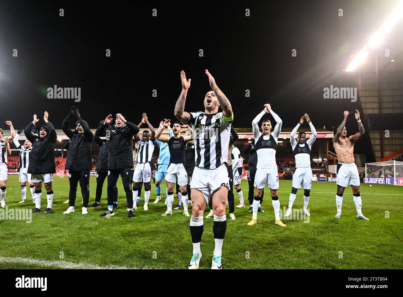 Aberdeen, Scozia, Regno Unito. 26 ottobre 2023. I giocatori PAOK festeggiano davanti ai loro fan dopo la fine della partita. Europa Conference League partita tra Aberdeen FC e PAOK FC. Il gioco si è concluso nel 2-3 dopo che PAOK ha fatto un ritorno drammatico. (Immagine di credito: © Giannis Papanikos/ZUMA Press Wire) SOLO USO EDITORIALE! Non per USO commerciale! Foto Stock