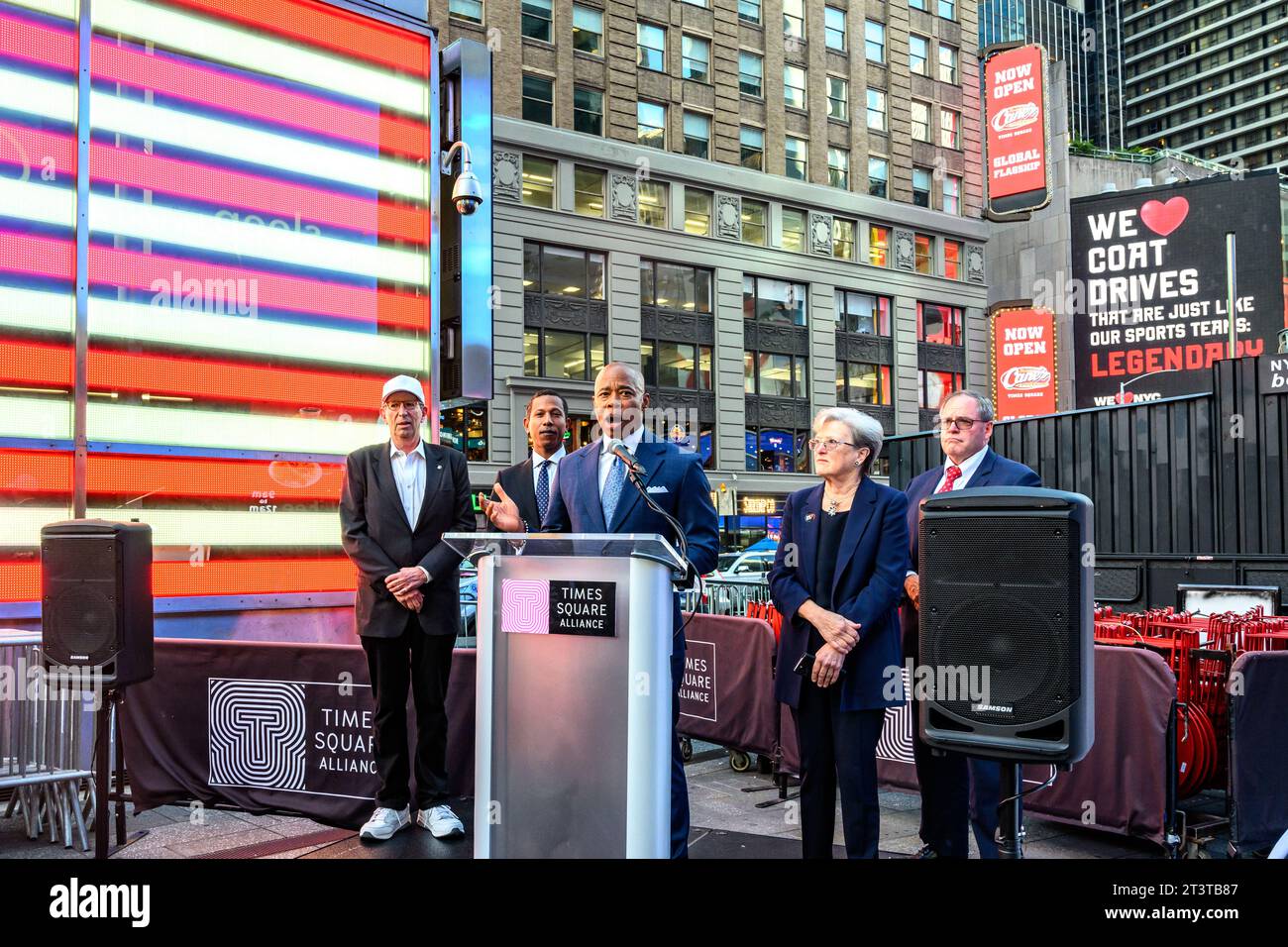 New York, USA. 2 ottobre 2023. Il sindaco di New York Eric Adams svela la partnership per la scultura "We Love NYC" di New York City a Times Square e dà il via all'annuale giro di cappotti di New York Cares a Times Square. Crediti: Enrique Shore/Alamy Live News Foto Stock