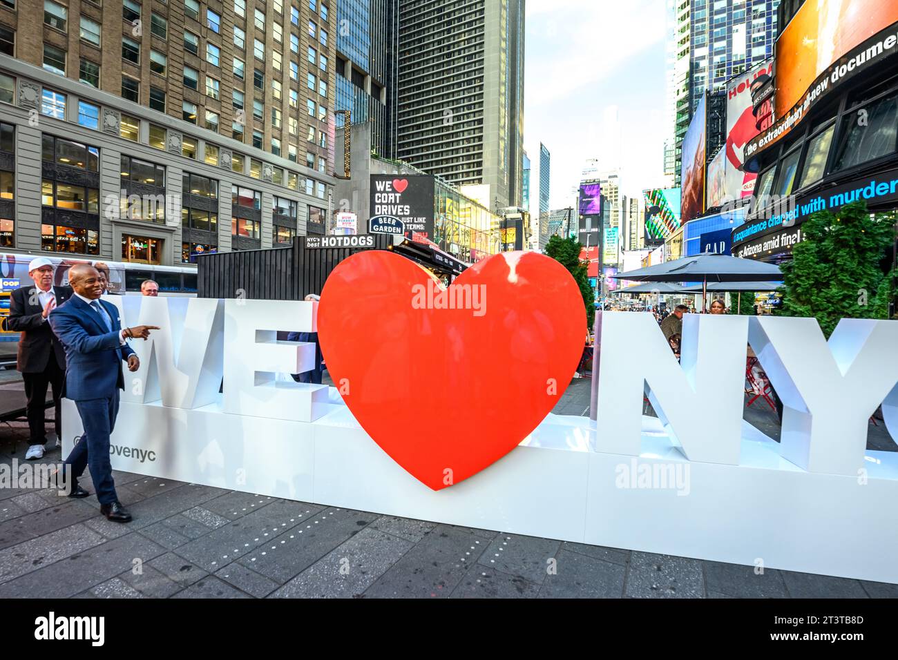 New York, USA. 2 ottobre 2023. Il sindaco di New York Eric Adams svela la partnership per la scultura "We Love NYC" di New York City a Times Square e dà il via all'annuale giro di cappotti di New York Cares a Times Square. Crediti: Enrique Shore/Alamy Live News Foto Stock