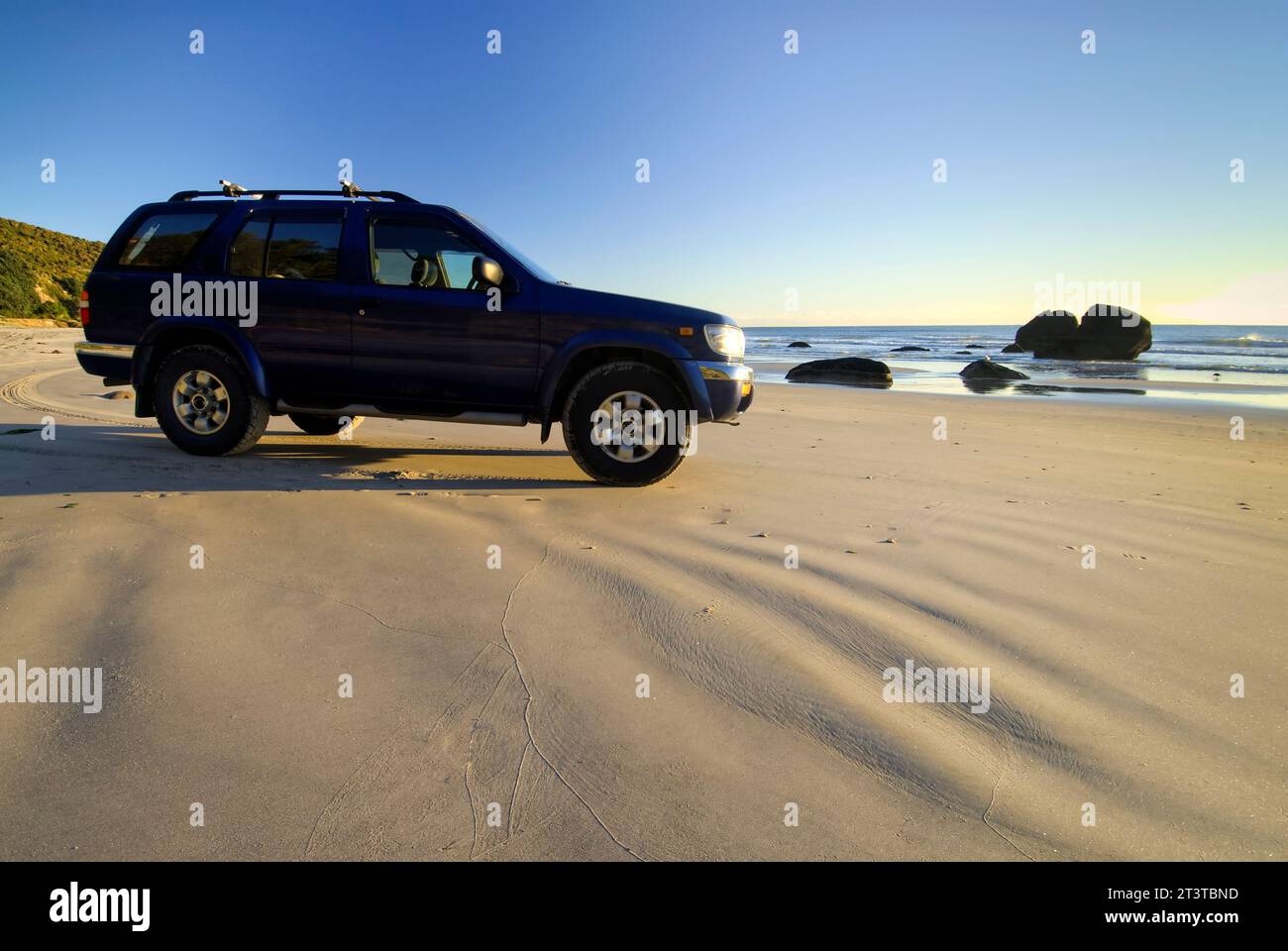 4x4 sulla spiaggia di Maketu durante la bassa marea, Bay of Plenty, nuova Zelanda Foto Stock
