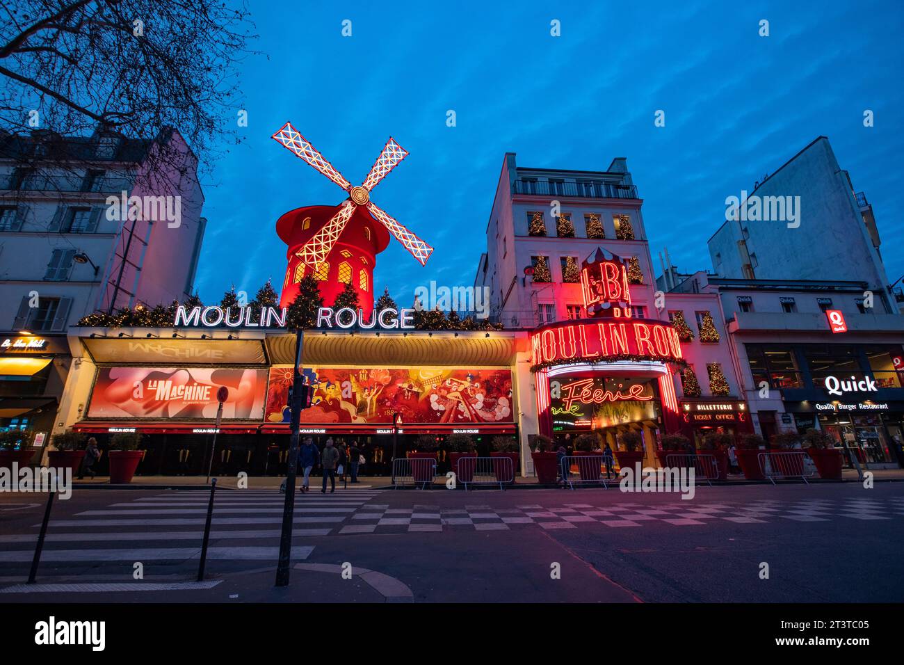 Il mulino a vento Moulin Rouge è un famoso cabaret costruito nel 1889, situato nel quartiere a luci rosse di Pigalle a Parigi, in Francia. Foto Stock