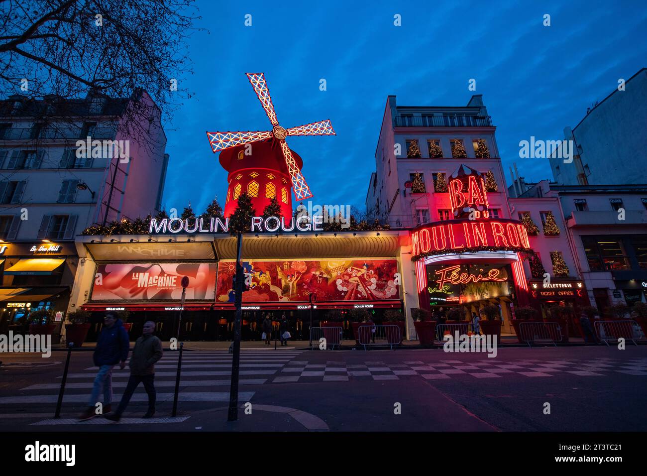 Il mulino a vento Moulin Rouge è un famoso cabaret costruito nel 1889, situato nel quartiere a luci rosse di Pigalle a Parigi, in Francia. Foto Stock