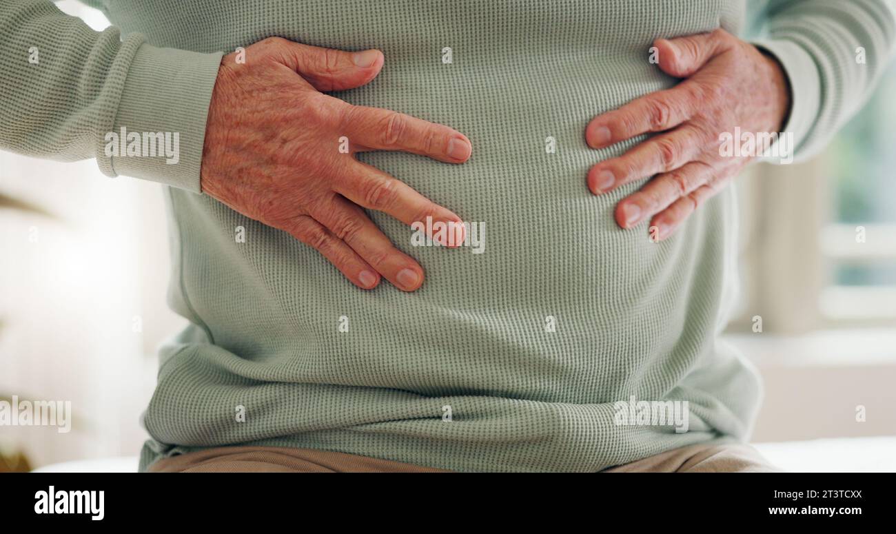 Mani su stomaco, primo piano e salute intestinale, digestione e nutrizione con assistenza anziani e la persona ha dolore. Malato, colon e gas con assistenza sanitaria e. Foto Stock