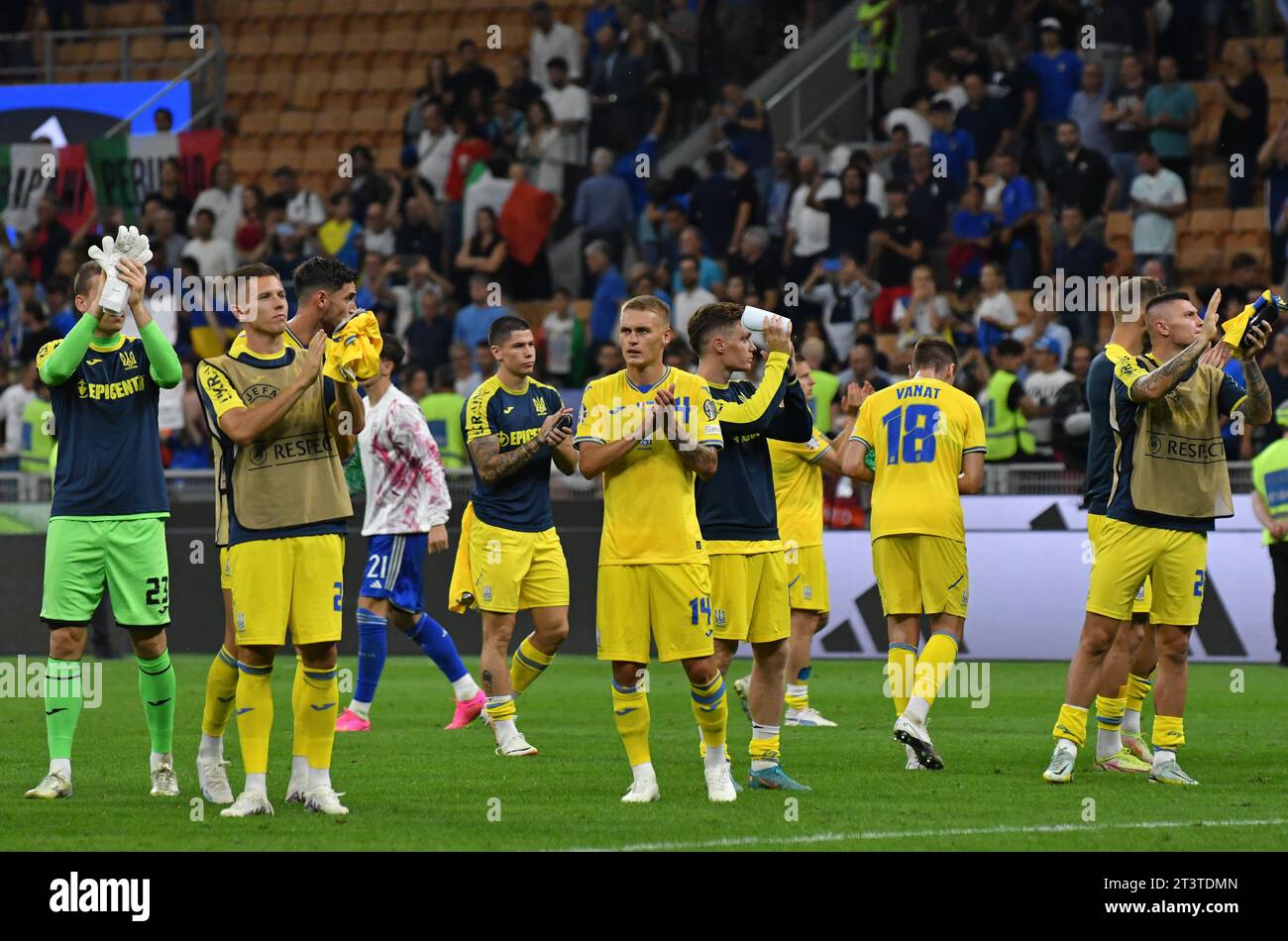 Milano, Italia - 11 settembre 2023: I giocatori ucraini ringraziano i tifosi dopo la partita di qualificazione UEFA EURO 2024 contro l'Italia allo Stadio San Siro di Milano. L'Ucraina ha perso 1-2 Foto Stock