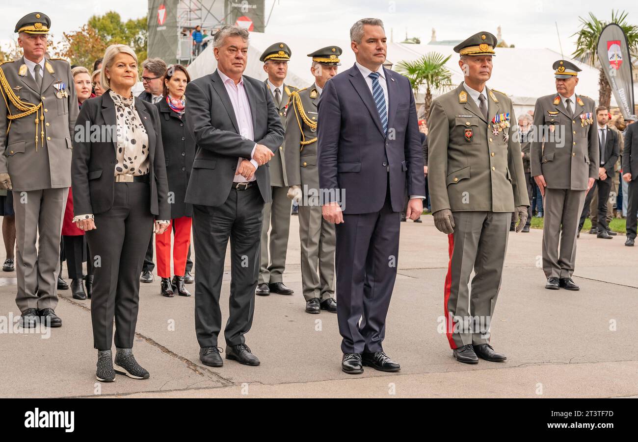 20223026 Nationalfeiertag 2023 Kranzniederlegung Bundesregierung WIEN, OESTERREICH - 26. OKTOBER: Bundesministerin fuer Landesverteidigung Klaudia Tanner OeVP, Bundesminister fuer Kunst, Kultur, oeffentlichen Dienst und Sport und Vize Kanzler Werner Kogler Die Gruenen, Oesterreichischer Bundeskanzler Karl Nehammer OeVP und Generalstabschef Rudolf Striedinger waehrend der Kranzniederlegung des Oesterreichischen Bundeskanzlers und der Mitglieder der Bundesregierung anlaesslich der offiziellen Feierlichkeiten am Nationalfeiertag 2023 beim aeusseren Burgtor am Wiener 26. Oktober 202 Foto Stock