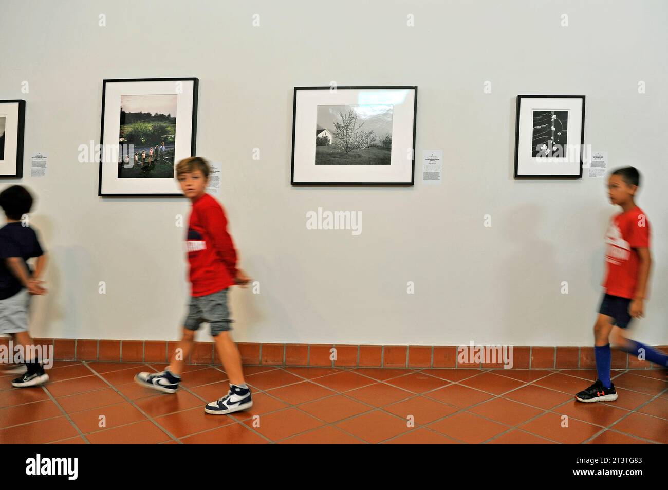 Bambini che visitano il Bowers Museum, Santa Ana, Orange County, California, USA Foto Stock
