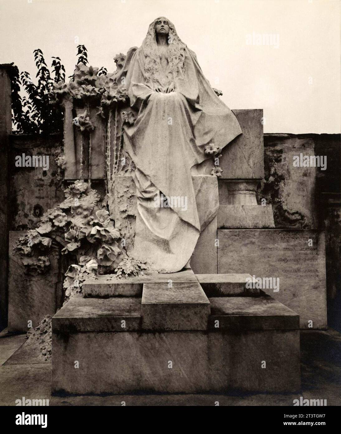 1906 CA , ITALIA : lo scultore italiano LEONARDO BISTOLFI ( 1859 - 1933 ), il monumento LA SFINGE ( 1890-1892 - la SFINGE ) per la tomba della famiglia PANSA ( nel comune di Cuneo ), in STILE LIBERTY SIMBOLISTA italiano . Creato da . Fotografo sconosciuto . - ART NOUVEAU - SIMBOLISMO - SIMBOLISMO - SCULTURA - SCULTURA - SCULTURE - ARTI PLASTICHE VISIVE - ARTE - FOTO STORICHE - STORIA - STATUA - DONNA - ITALIA - TOMBA - MONUMENTO FUNERARIO - CIMITERO - CEMENTERY - MISTERO - MISTERY - ARCHIVIO GBB Foto Stock