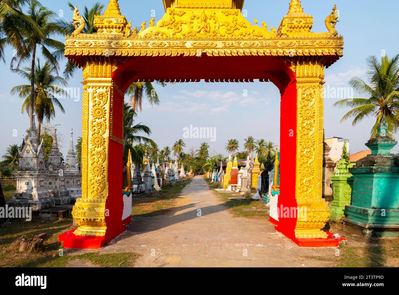 Ingresso al principale tempio buddista sull'isola di Don Khone. Splendide strutture antiche, circondate da molte più piccole, in un ambiente tranquillo Foto Stock