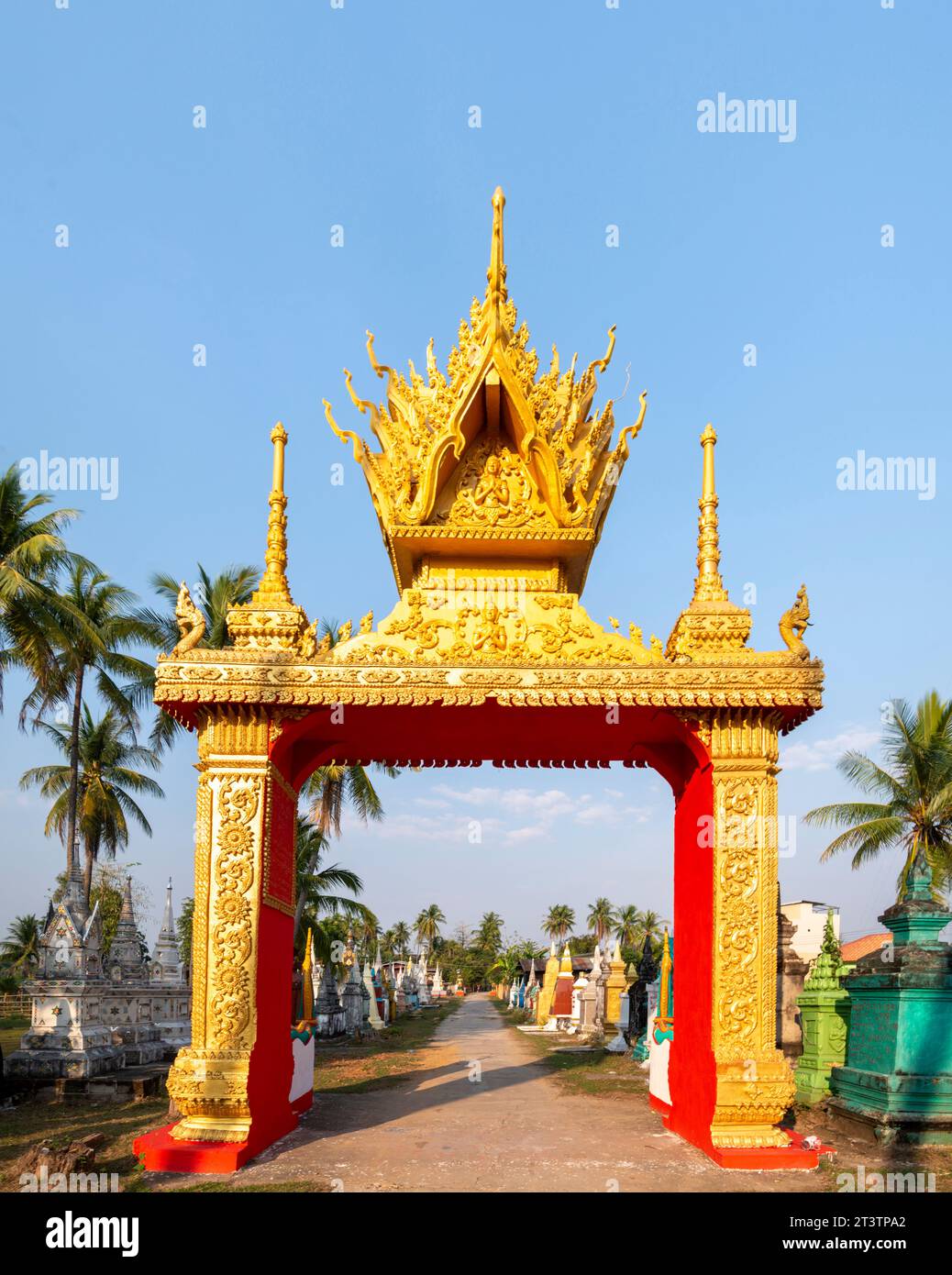 Ingresso al principale tempio buddista sull'isola di Don Khone. Splendide strutture antiche, circondate da molte più piccole, in un ambiente tranquillo Foto Stock