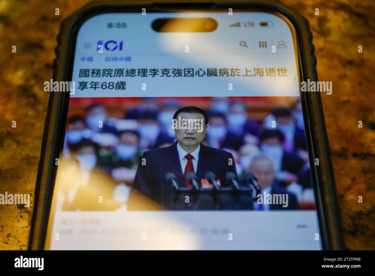 Hong Kong, Hong Kong, Cina. 27 ottobre 2023. Viene pubblicato un notiziario locale sulla morte dell'ex Premier cinese li Keqiang, dopo che è morto per arresto cardiaco improvviso venerdì. La sua morte è avvenuta pochi giorni dopo che il presidente cinese Xi Jinping ha rimosso dall'incarico alti funzionari, tra le turbolenze politiche in Cina. (Immagine di credito: © Daniel Ceng Shou-Yi/ZUMA Press Wire) SOLO USO EDITORIALE! Non per USO commerciale! Foto Stock