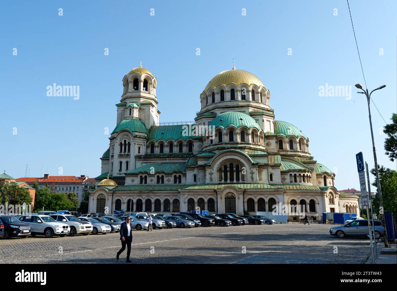 Chiesa di Sant'alessandro nevskij una cattedrale ortodossa bulgara, una vista maestosa tra le vaste aree di parcheggio che la circondano. Foto Stock