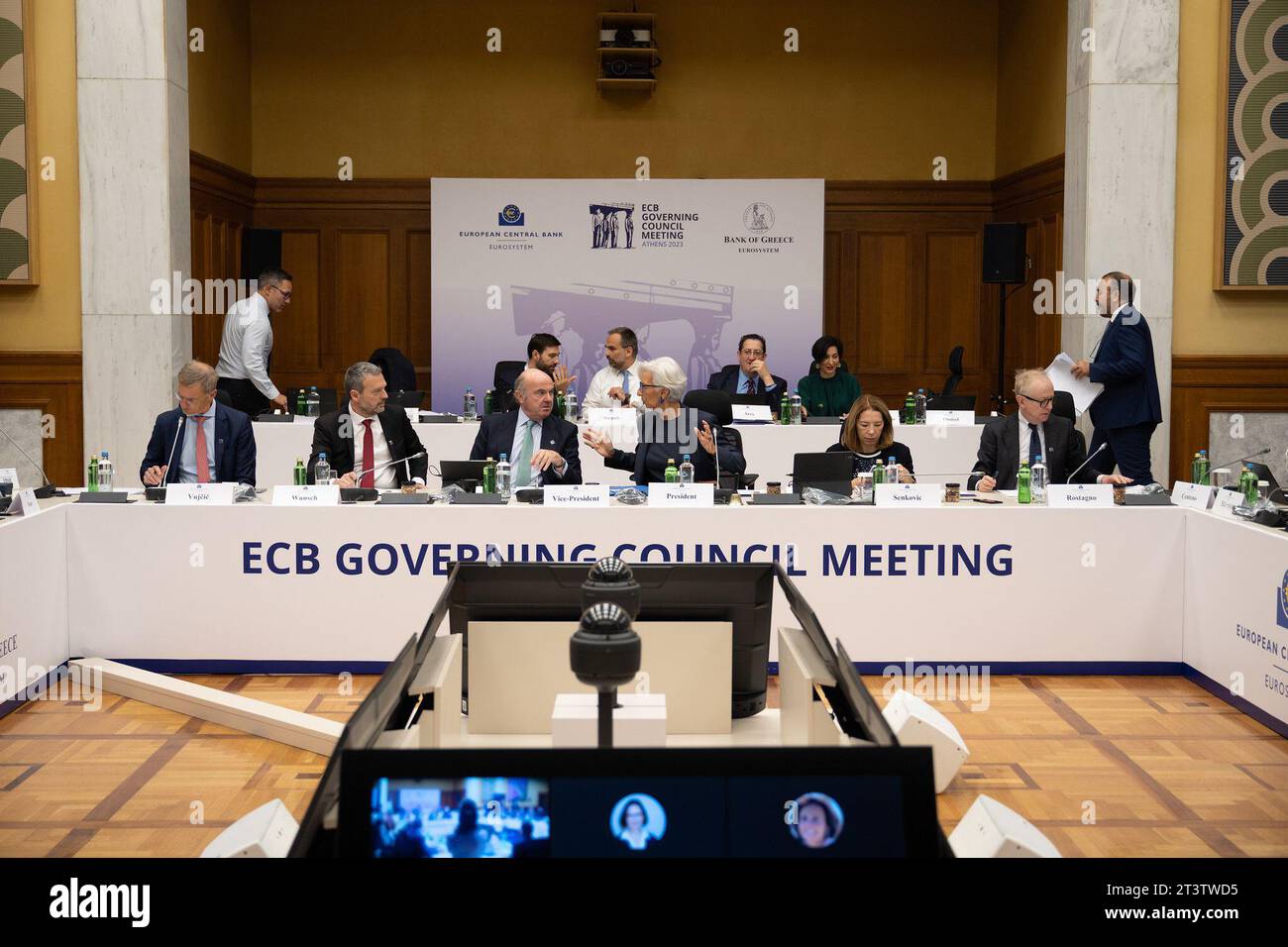 (231027) -- ATENE, 27 ottobre 2023 (Xinhua) -- il presidente della Banca centrale europea (BCE) Christine Lagarde (3rd, R, front) partecipa alla riunione del Consiglio direttivo della BCE ad Atene, Grecia, 26 ottobre 2023. Il Consiglio direttivo della Banca centrale europea (BCE) ha mantenuto invariati i suoi tre tassi di riferimento dopo 10 aumenti in 15 mesi nella sua riunione qui di giovedì.PER ANDARE CON "BCE detiene i tassi invariati" (Andrej Hanzekovic/ECB/Handout via Xinhua) SOLO PER USO EDITORIALE. NON IN VENDITA PER CAMPAGNE DI MARKETING O PUBBLICITARIE. Foto Stock