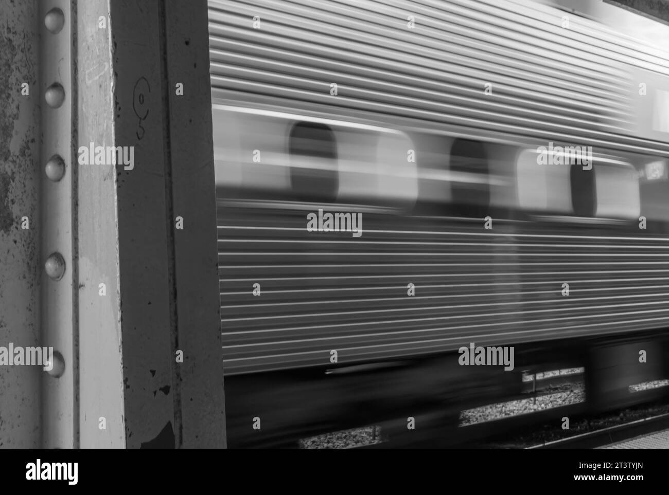 Immagine a lunga esposizione ad alta risoluzione di un treno CTA Metra in movimento che passa attraverso le stazioni di Chicago Foto Stock