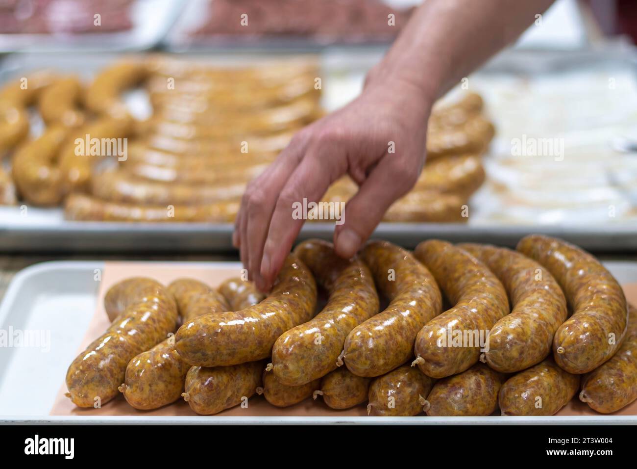 Immagine isolata e ravvicinata ad alta risoluzione del processo di creazione di salsicce crude fatte a mano in una macelleria boutique - USA Foto Stock