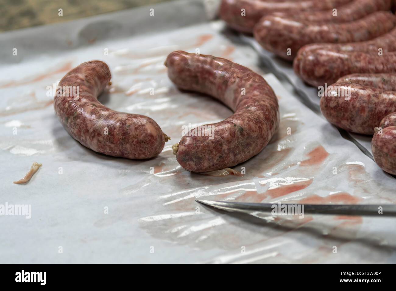 Immagine isolata e ravvicinata ad alta risoluzione del processo di creazione di salsicce crude fatte a mano in una macelleria boutique - USA Foto Stock
