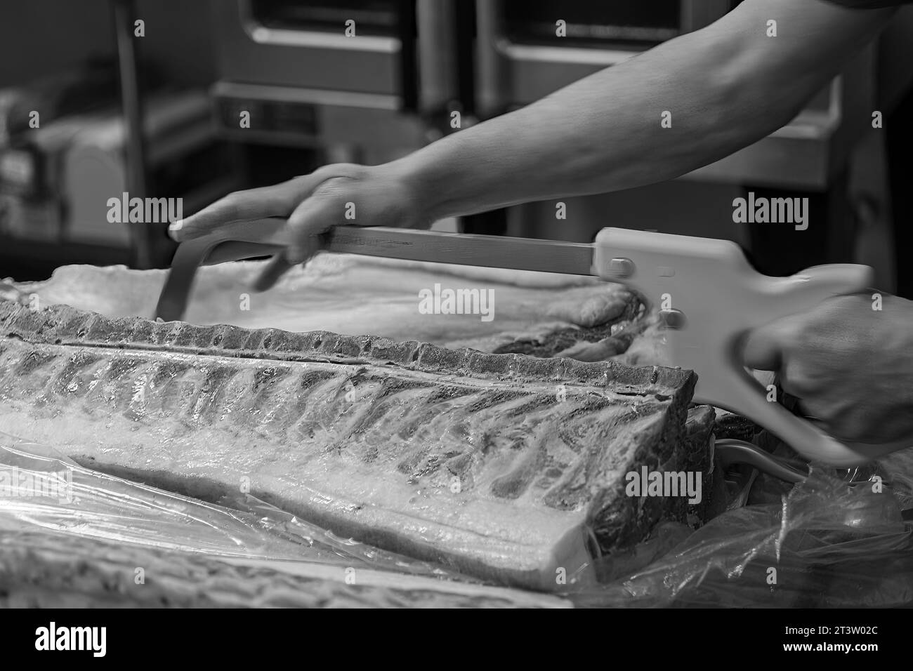 Immagine isolata e ravvicinata ad alta risoluzione del processo di taglio e preparazione della carne di manzo/carne in una macelleria boutique - USA Foto Stock