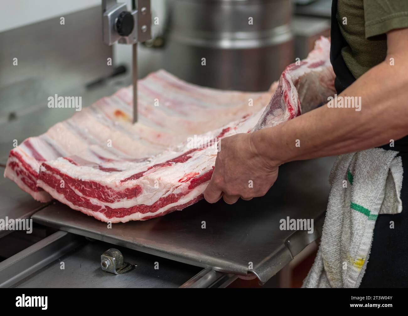 Immagine isolata e ravvicinata ad alta risoluzione del processo di taglio e preparazione della carne di manzo/carne in una macelleria boutique - USA Foto Stock