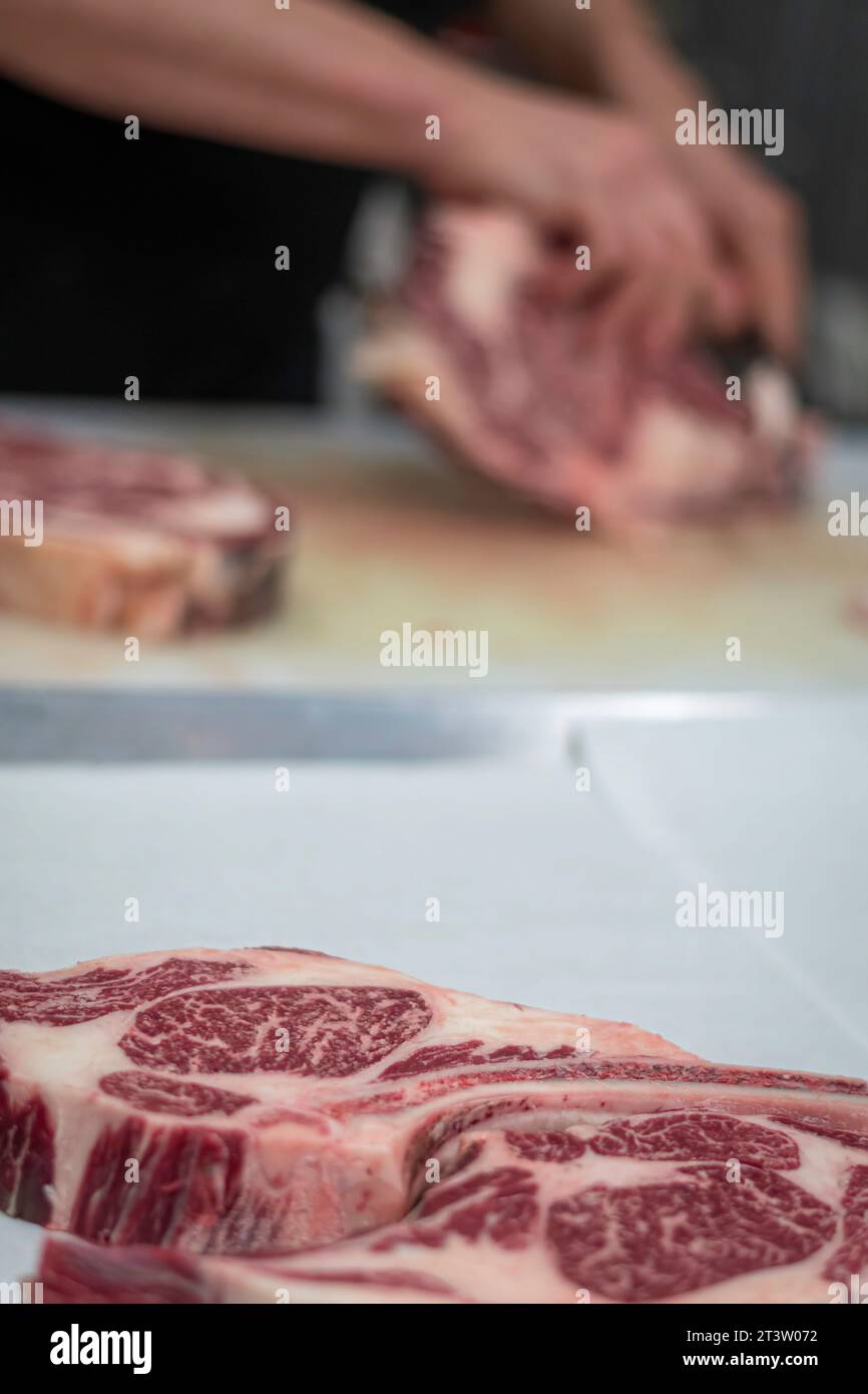 Immagine isolata e ravvicinata ad alta risoluzione del processo di taglio e preparazione della carne di manzo/carne in una macelleria boutique - USA Foto Stock