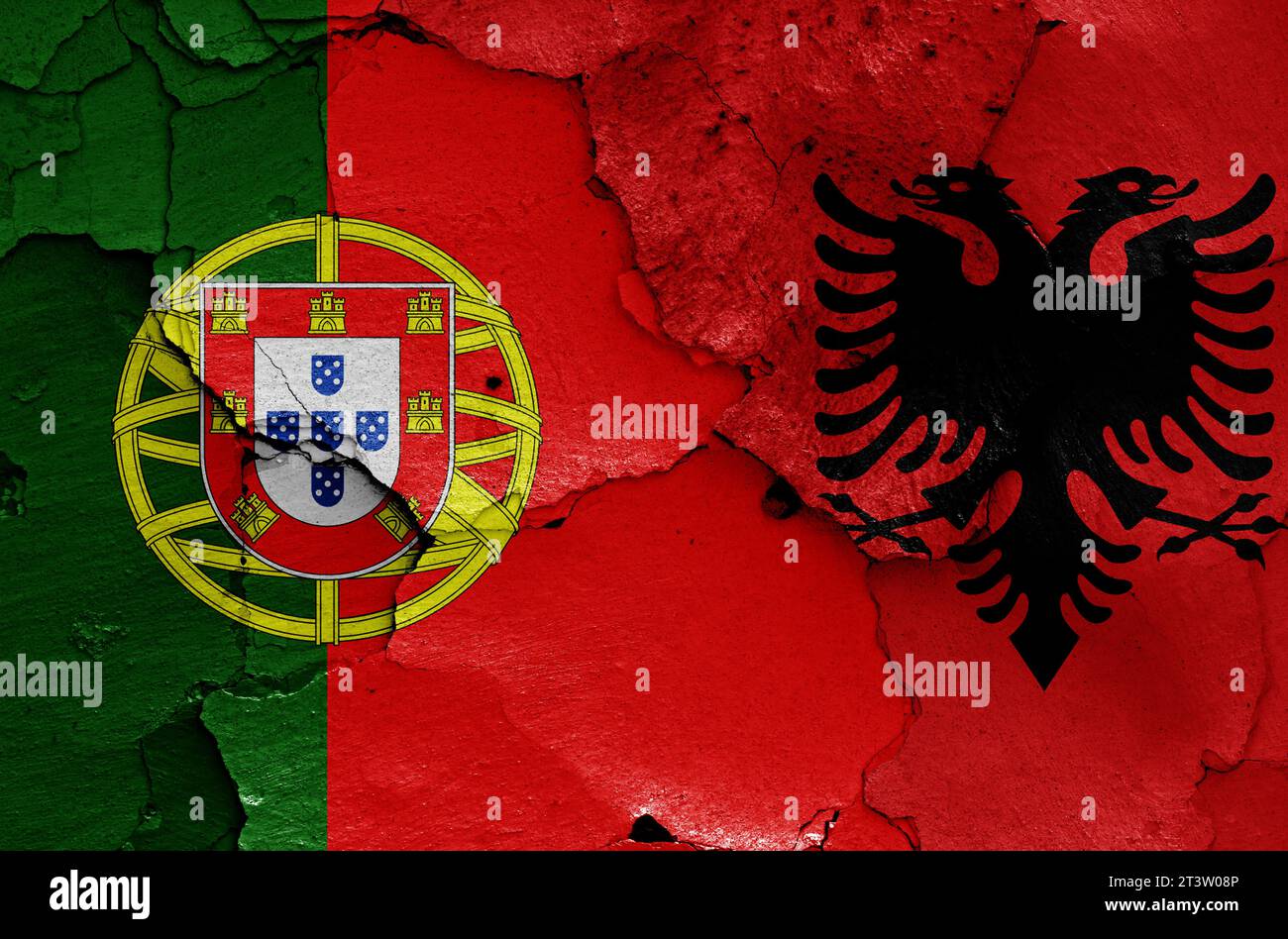 Bandiere di Portogallo e Albania dipinte su un muro incrinato Foto Stock