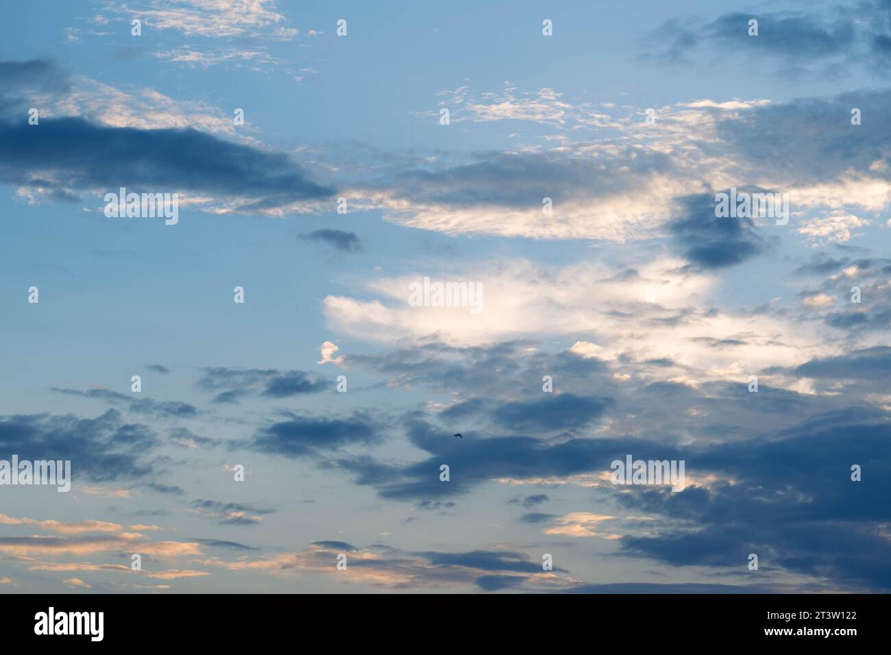 Cielo tramonto con raggi dorati del sole sullo sfondo di sagome di paesaggi montani e villaggi rurali. Vista aerea del bel cielo w Foto Stock