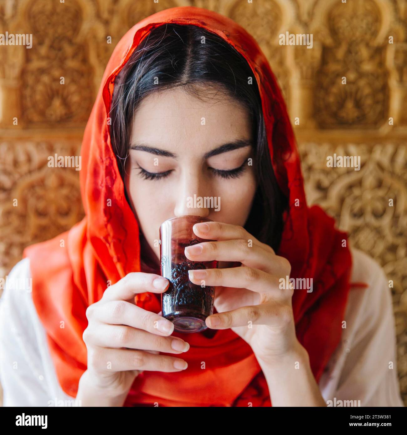 Ritratto donna musulmana che beve tè Foto Stock
