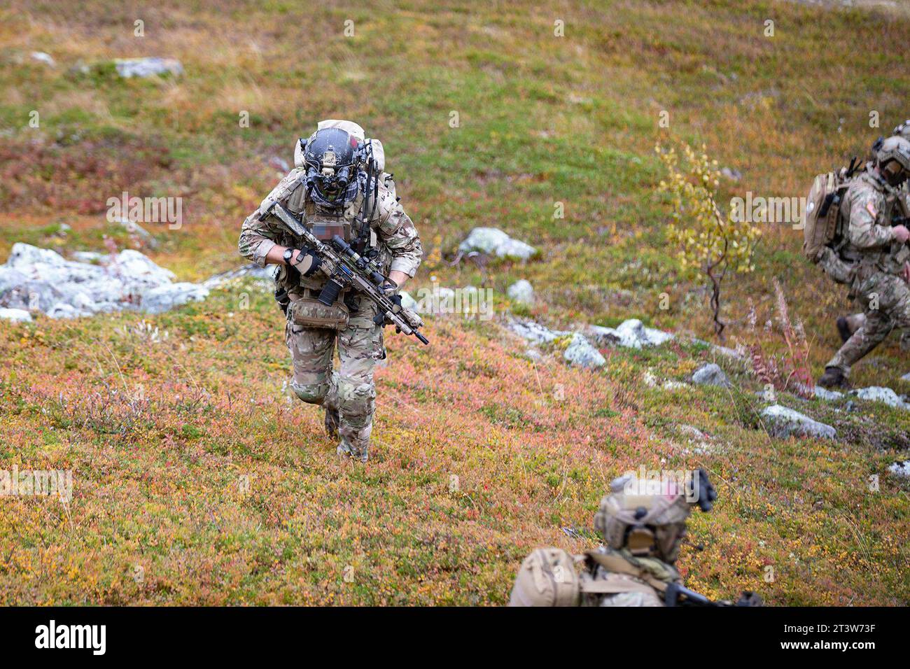 Bardufoss, Norvegia. 22 settembre 2023. Un berretto verde con il 10th Special Forces Group (Airborne) dell'esercito statunitense si muove per proteggere l'area e iniziare a cercare due piloti feriti durante uno scenario di addestramento per il recupero del personale come parte dell'esercitazione Serpent 23-2 vicino a Bardufoss, Norvegia. Credito: U.S. Army/ZUMA Press Wire/ZUMAPRESS.com/Alamy Live News Foto Stock