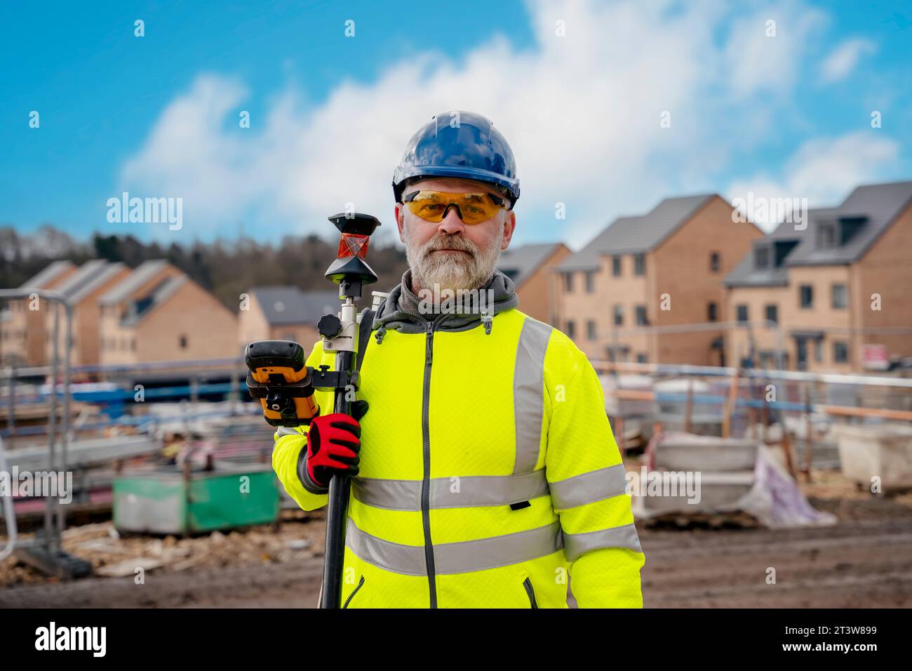 Ingegnere del cantiere Surveyor con stazione totale teodolite in cantiere all'aperto durante i lavori di rilevamento Foto Stock