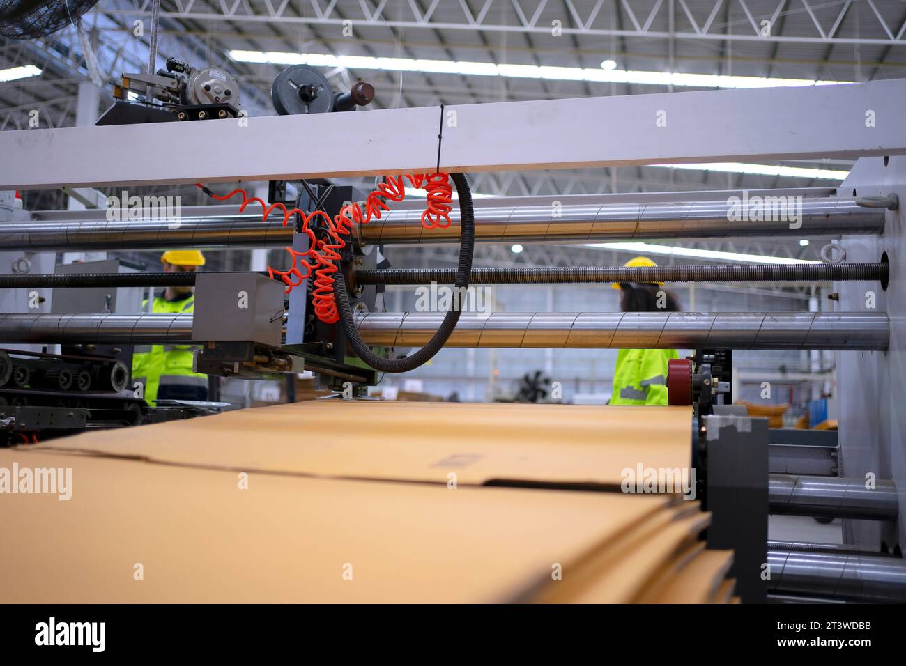 Operaio con collare blu e fabbrica di imballaggi di cartone. Operaio Blue Collar e concetto di fabbrica. Foto Stock