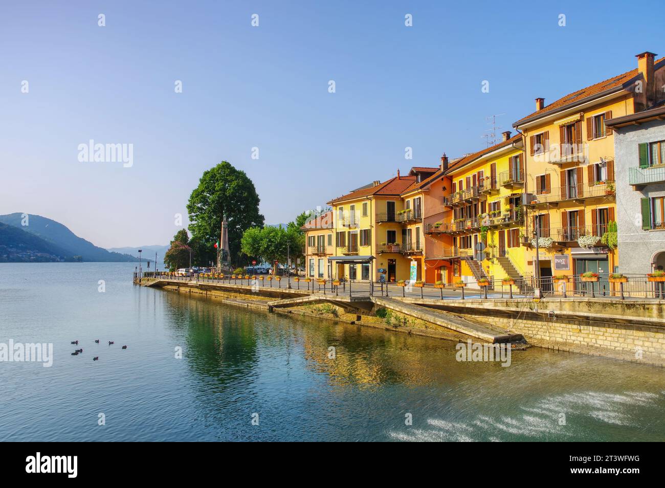 Blick auf die Stadt Omegna und den Fluss Nigoglia am Orta-SEE in Italien - Vista della città di Omegna e del fiume Nigoglia sul Lago d'Orta in Italia Foto Stock