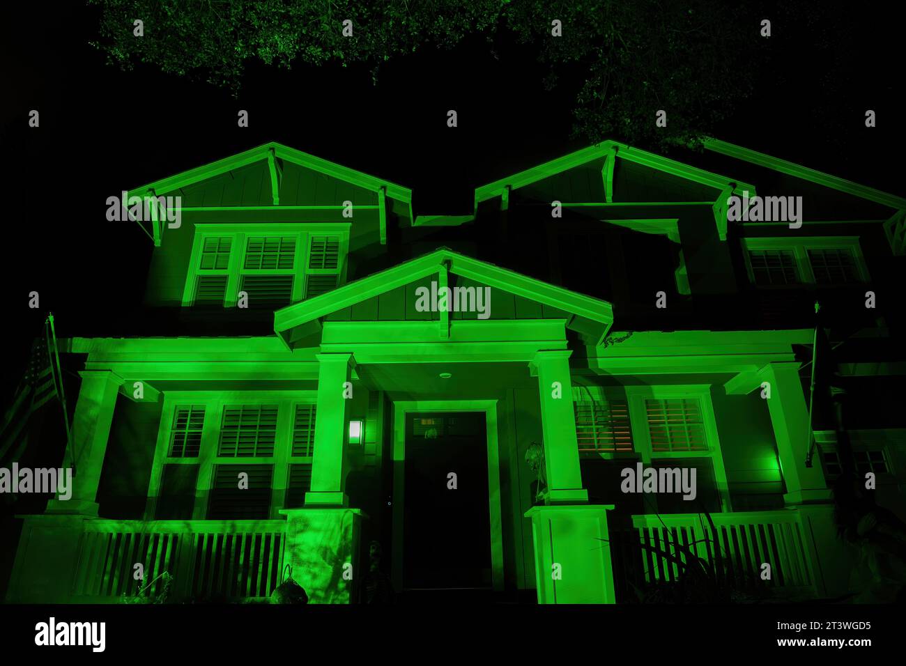 Casa di Halloween illuminata in verde che si illumina al buio Foto Stock