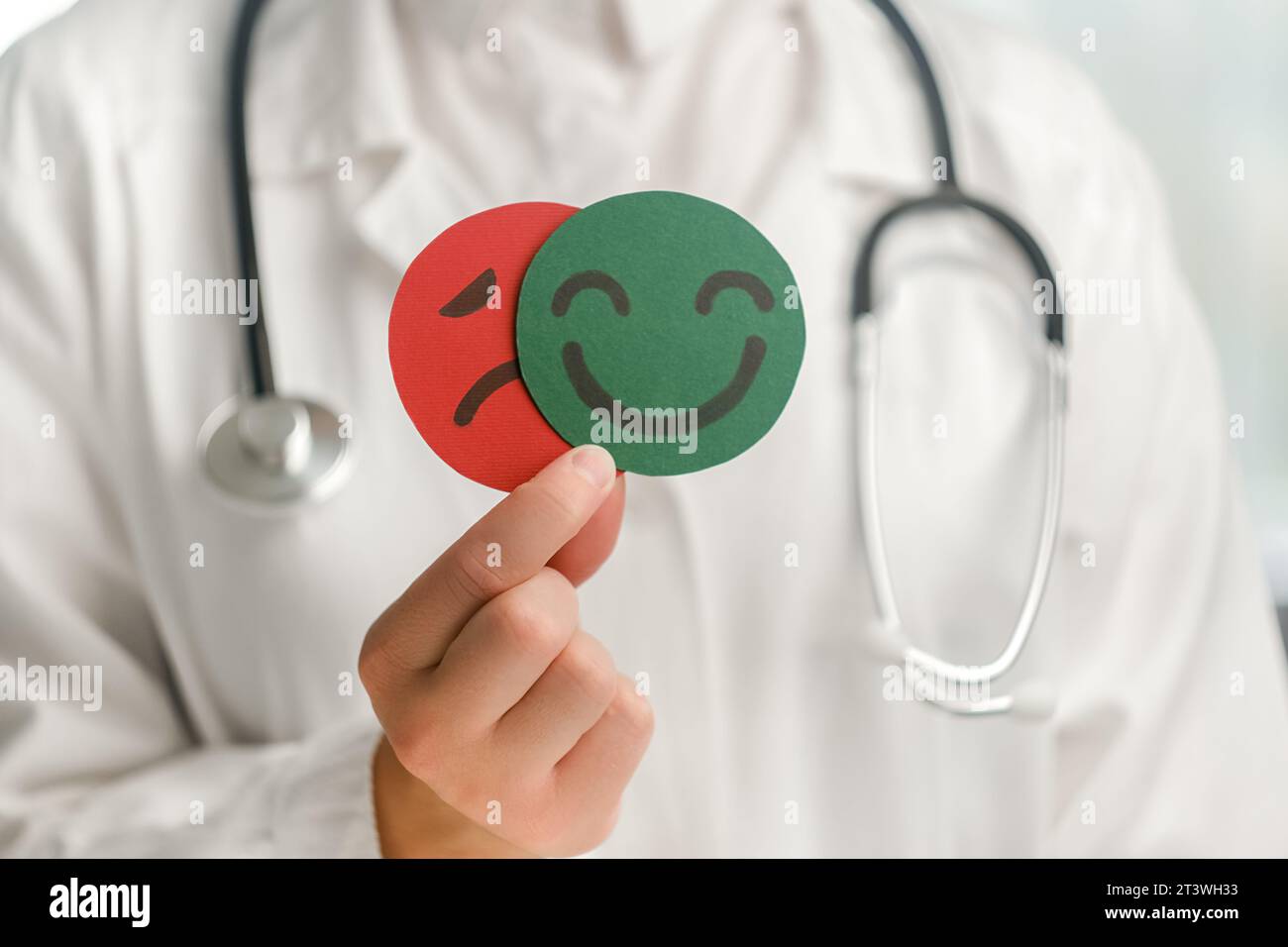 Primo piano medico donna sconosciuta che tiene una carta facciale felice e arrabbiata. Valutazione del feedback, recensione del cliente, intelligenza emotiva, controllo dell'equilibrio delle emozioni, m Foto Stock